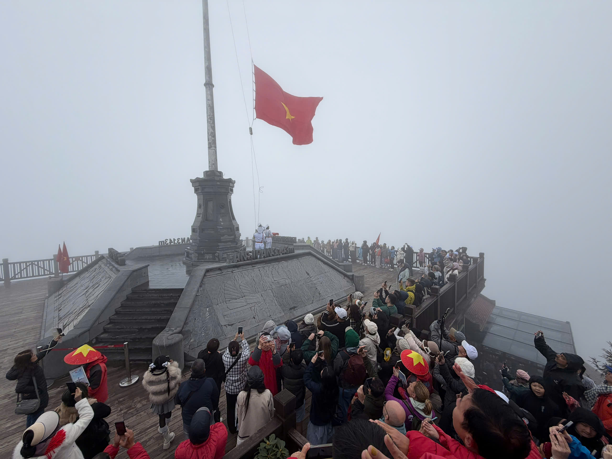 云在Fansipan山顶追逐人
