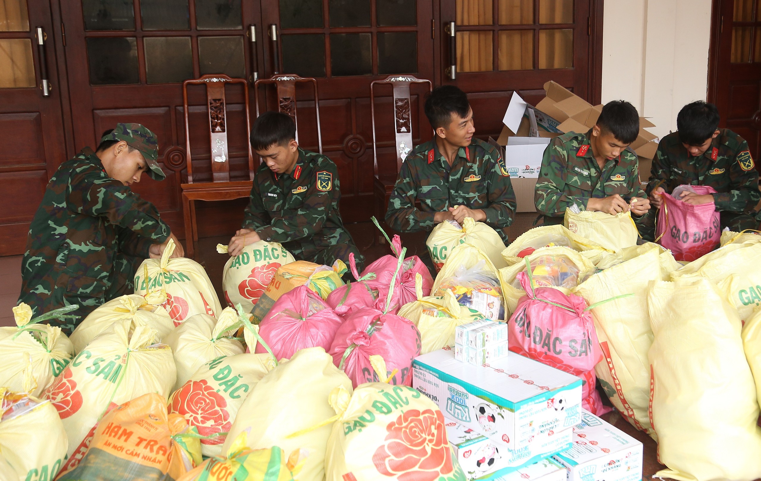 第五军区的'特别行动'帮助归仁洪水区居民