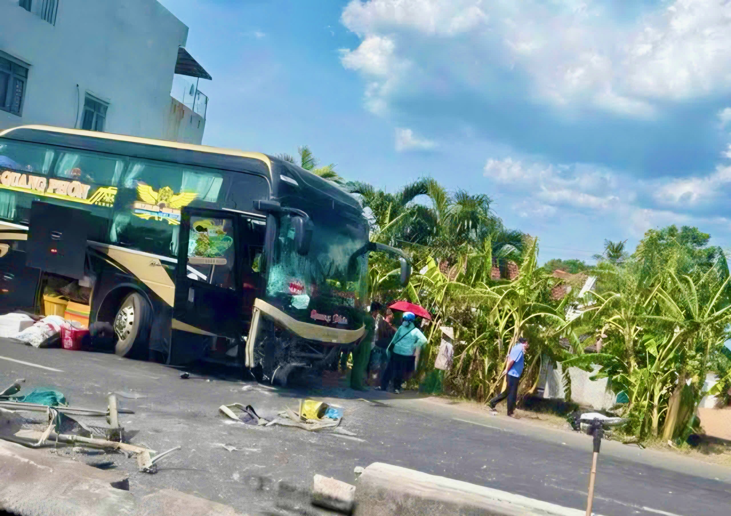 客车撞上正在过马路的摩托车，2人死亡