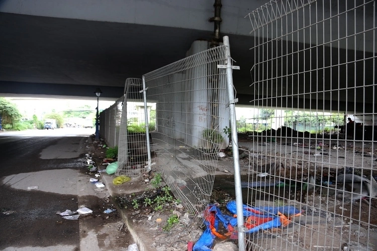胡志明市系列桥下成为停车和垃圾倾倒场所