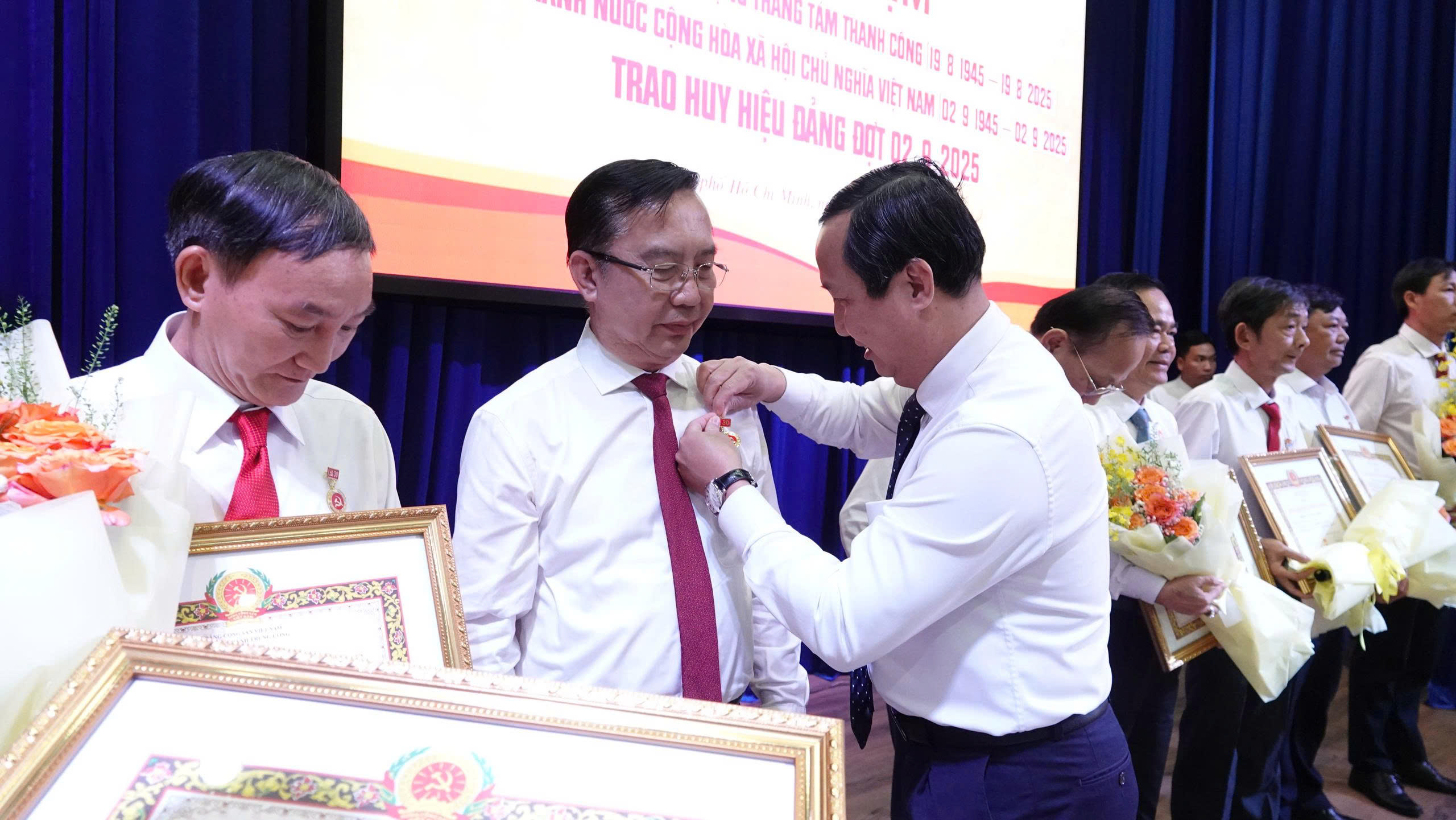 胡志明市文化体育局局长陈世顺荣获党龄30年徽章