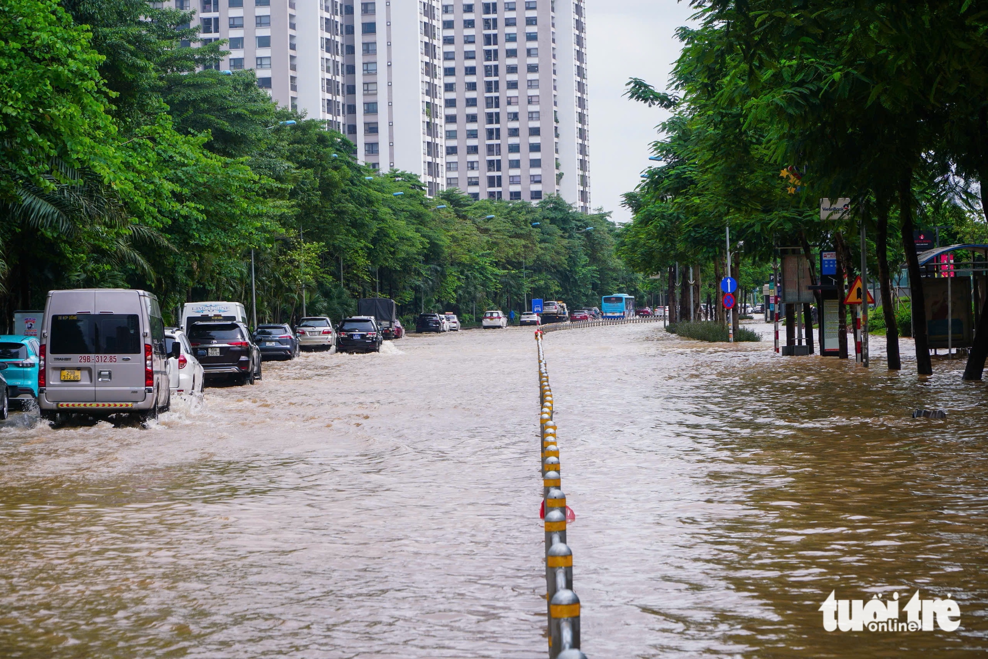 河内各地仍积水严重，修车工在积水点“驻扎”修理熄火车辆