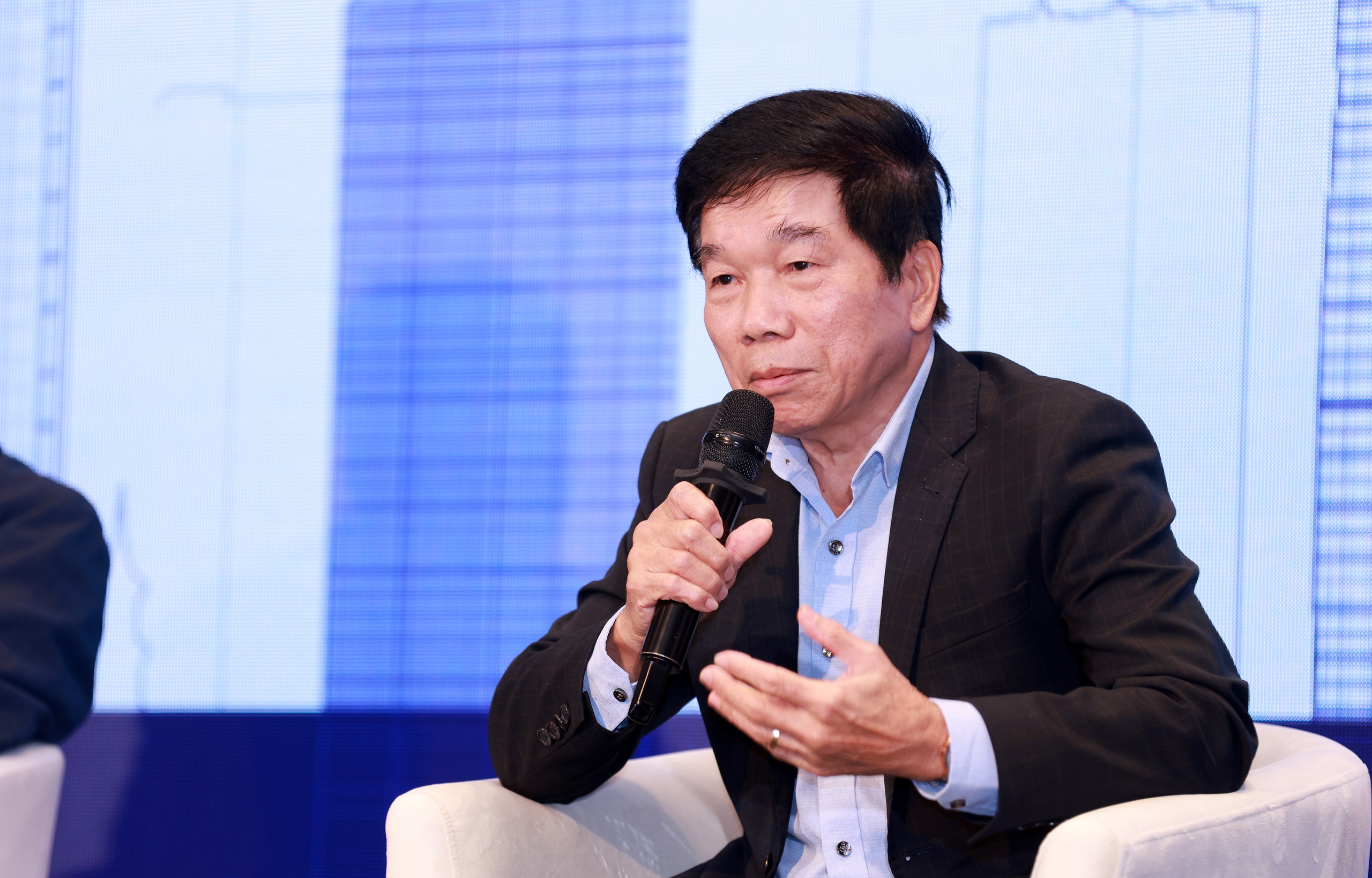 因缺乏法律规定，处理房地产'哄抬价格'行为困难