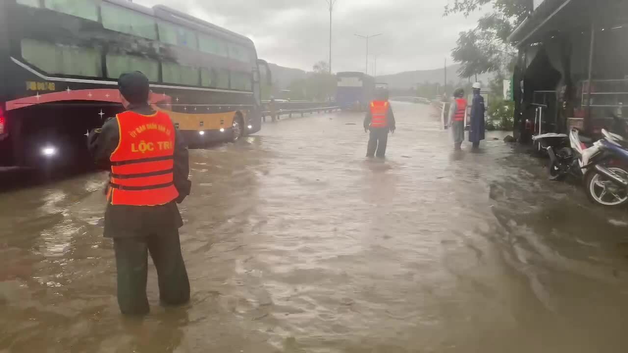 1号国道被淹，胡志明道路因大雨发生滑坡