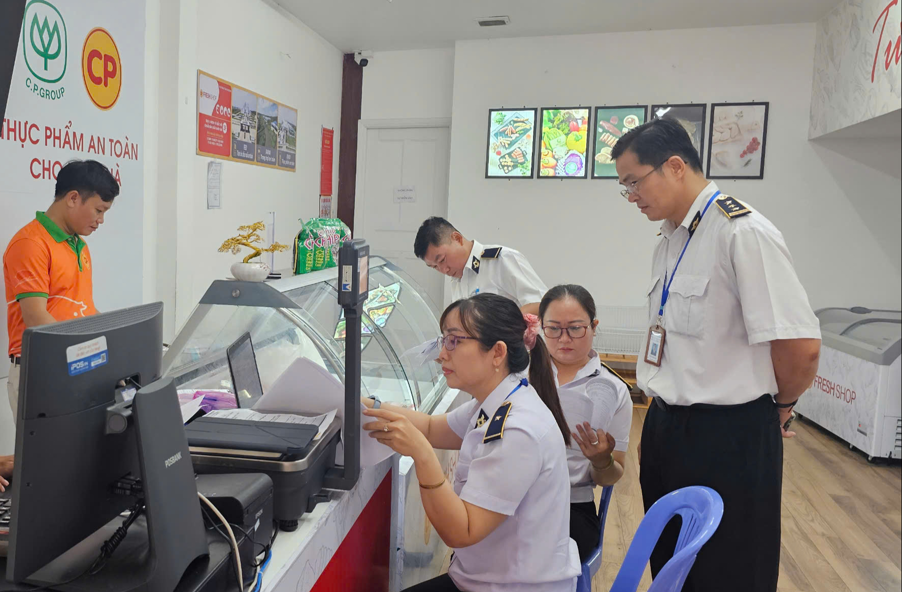 平阳突击检查越南C.P公司的9家商店