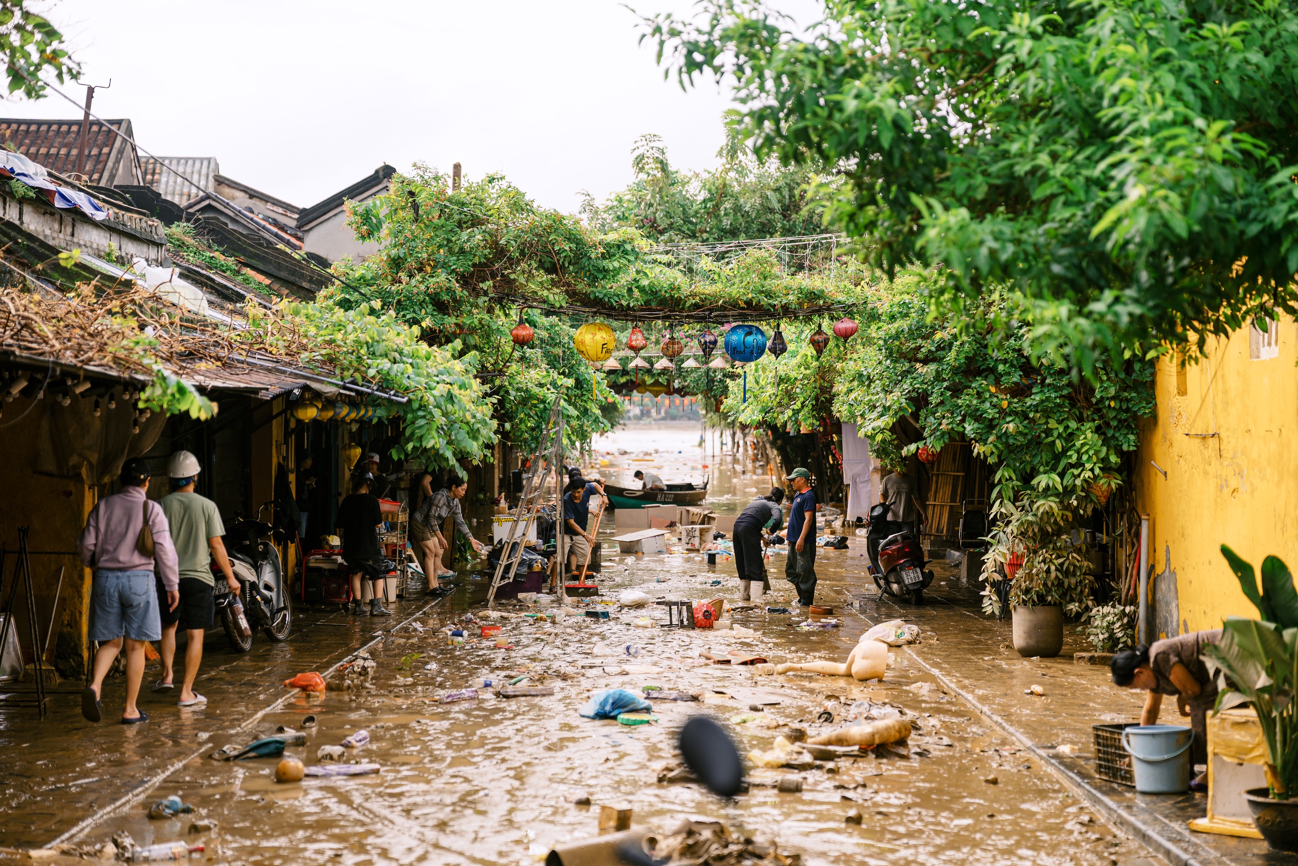 会安居民用油漆标记新洪水记录，自1964年辰年大灾难以来