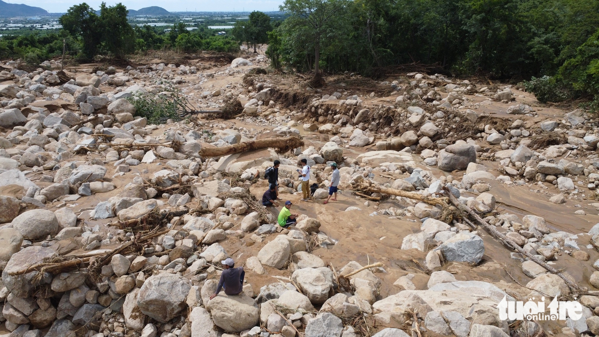 近距离观察山上水库溃坝摧毁农作物和民宅