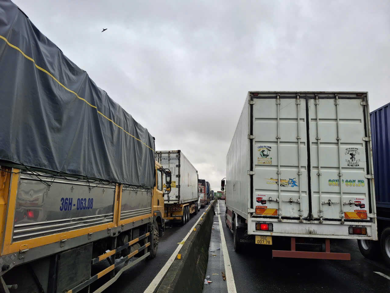 庆和省洪水逐渐退去；国道1号拥堵20公里