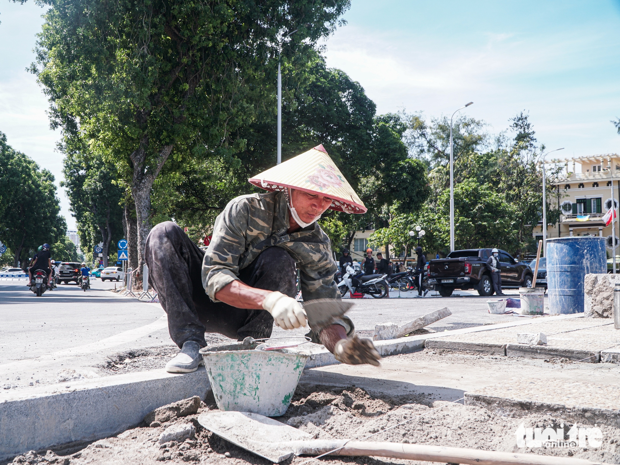 工人在40度高温下辛勤施工扩建巴亭广场项目