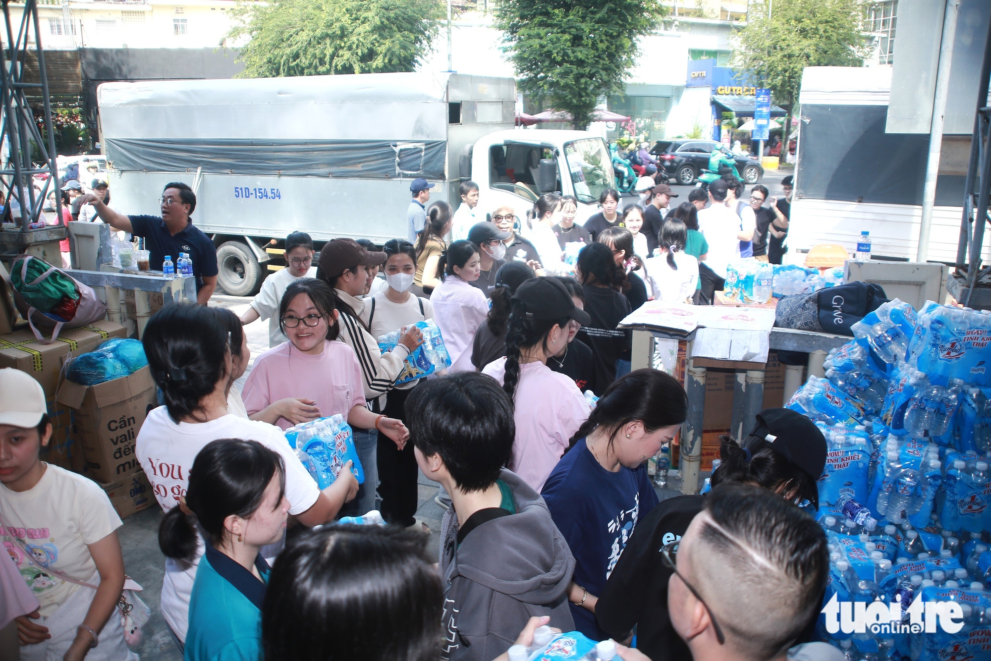 胡志明市劳动文化宫人潮涌动，人们前来帮助整理和搬运物资支援洪水灾区