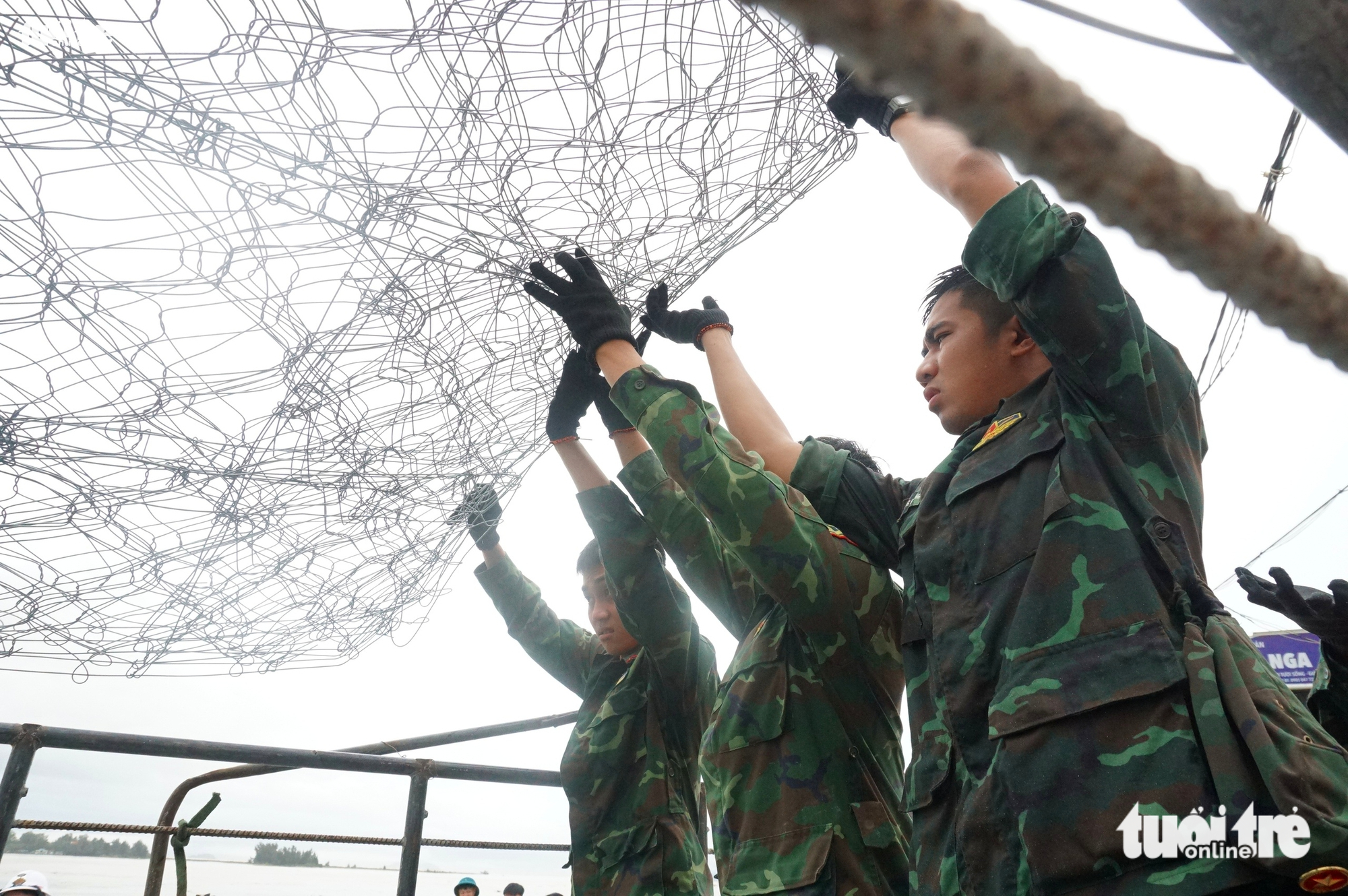 在岘港海口连续五天五夜保卫每一寸土地，抵御凶猛海浪