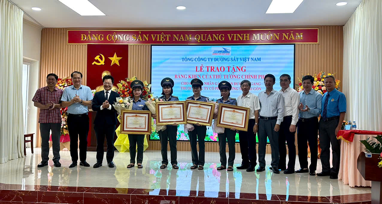 总理向4名女道口看守员颁发奖状，救人救车