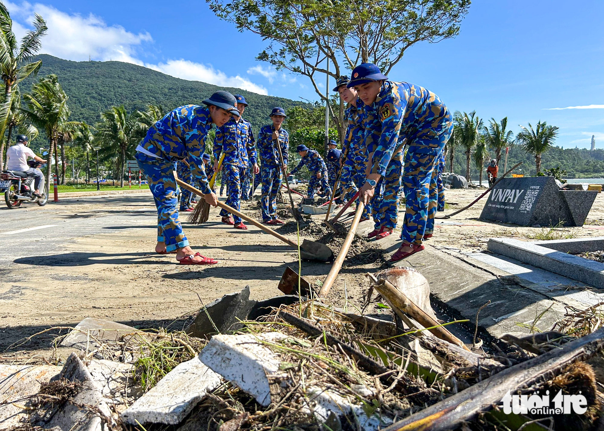 岘港：台风13号过后紧急清理街道上的杂乱垃圾