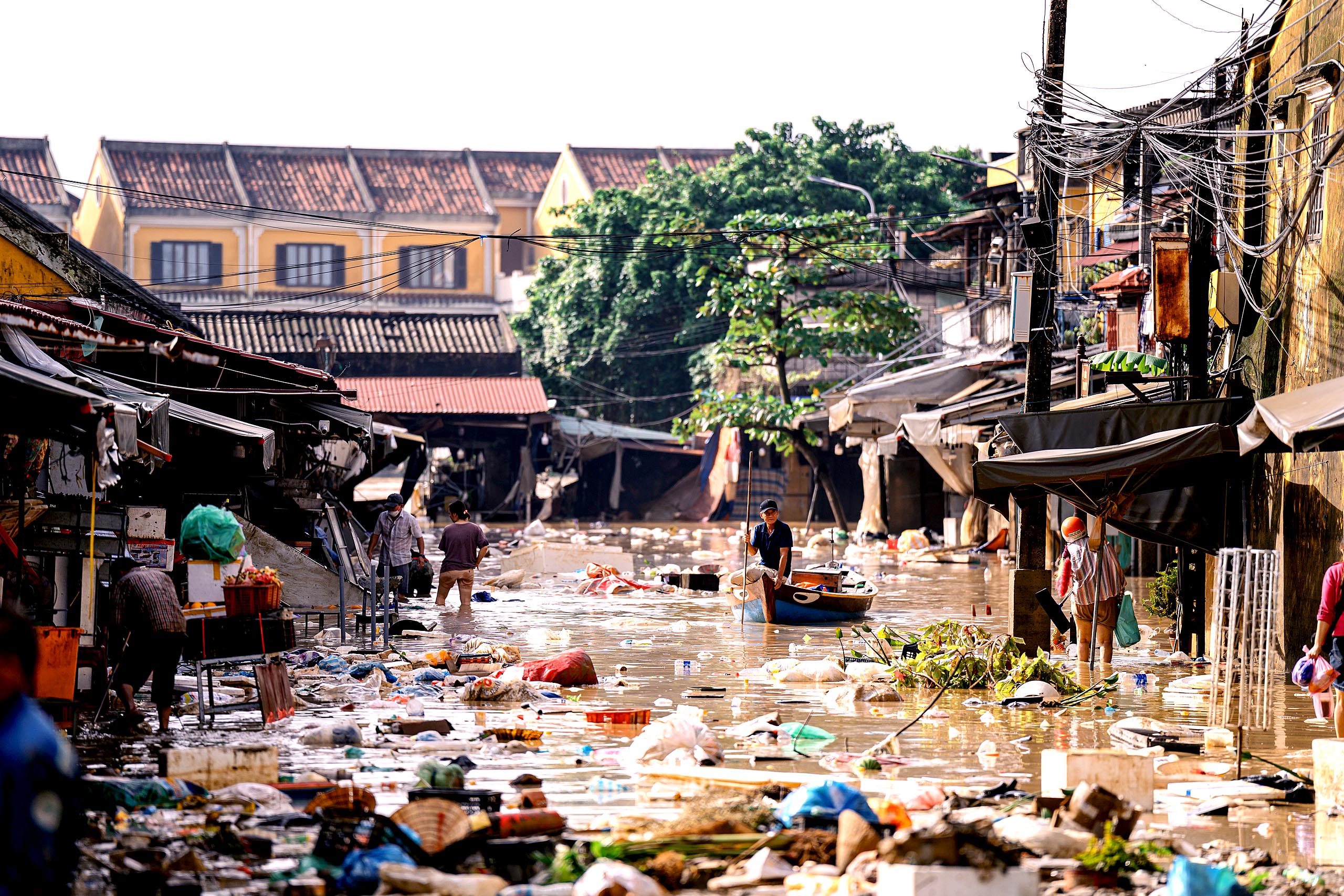 会安居民用油漆标记新洪水记录，自1964年辰年大灾难以来