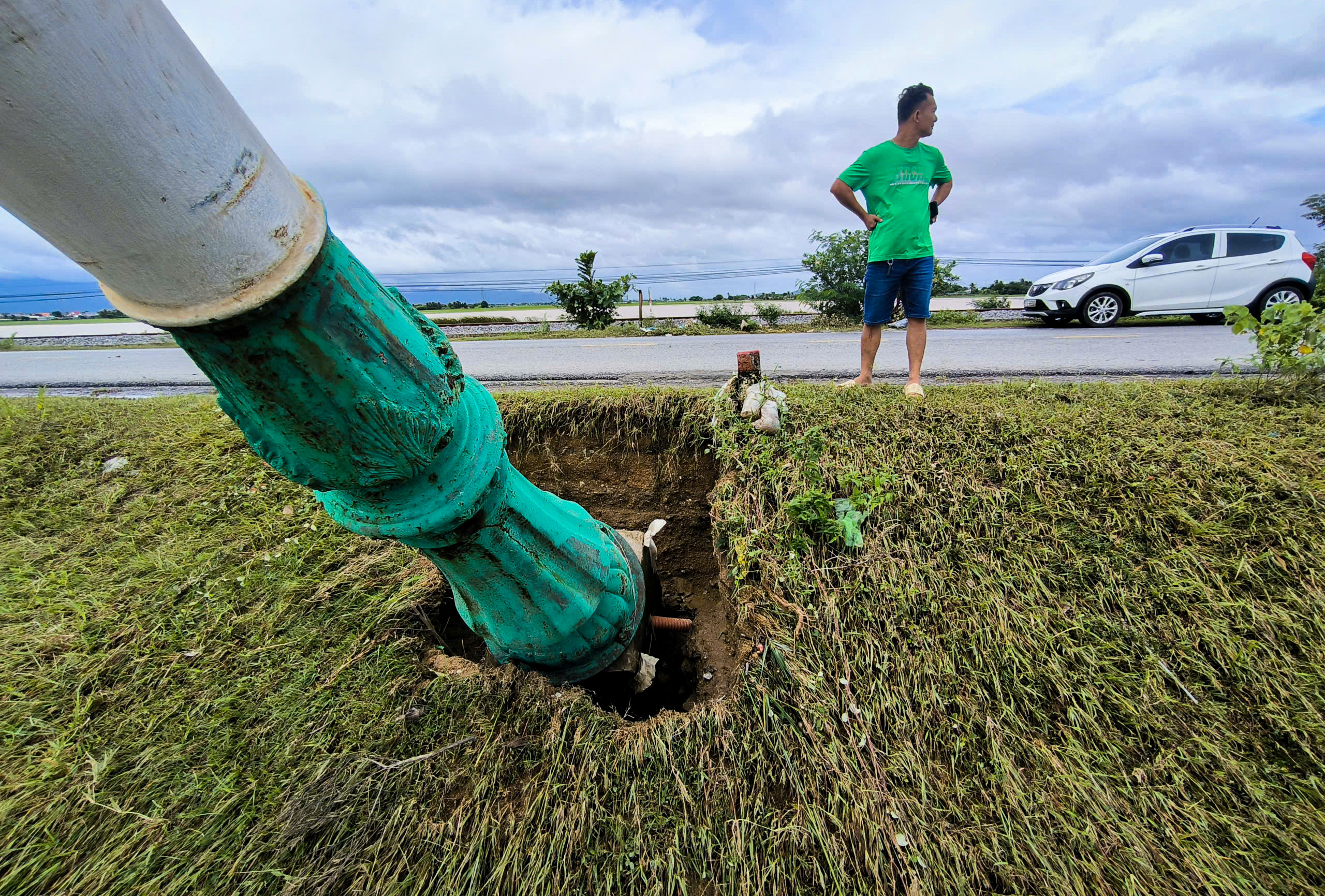 洪水退去，宁顺旧路露出多处断裂，电线杆倒塌遍地