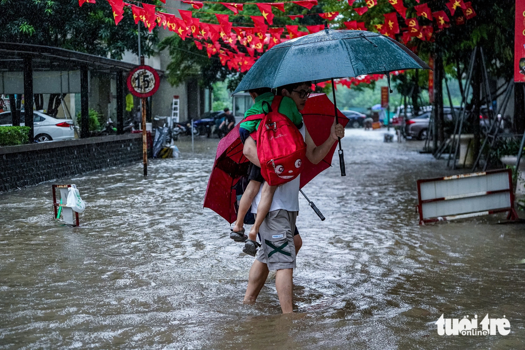 河内第五号台风整夜大雨，多条道路深积水，交通瘫痪