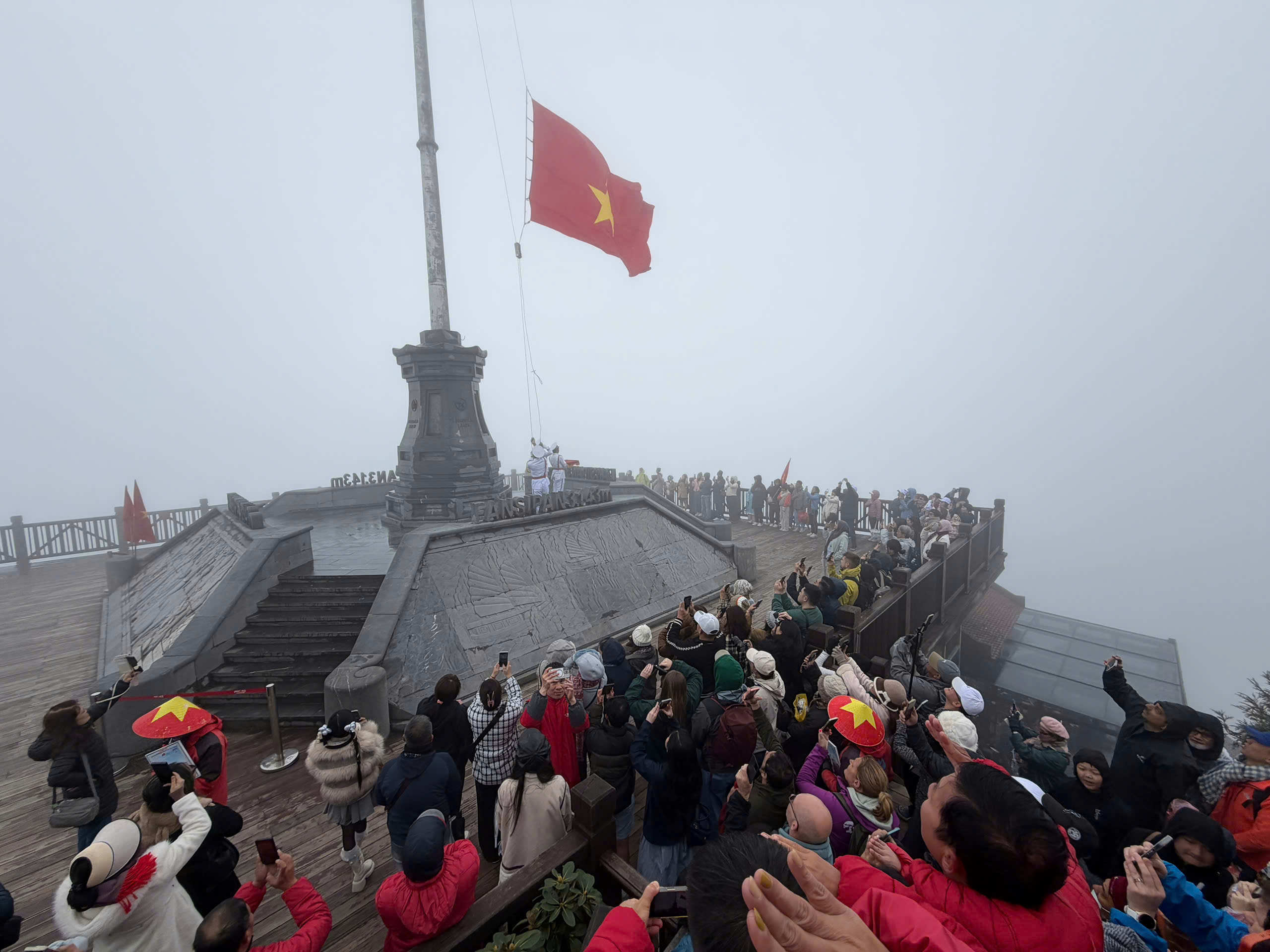 云在Fansipan山顶追逐人