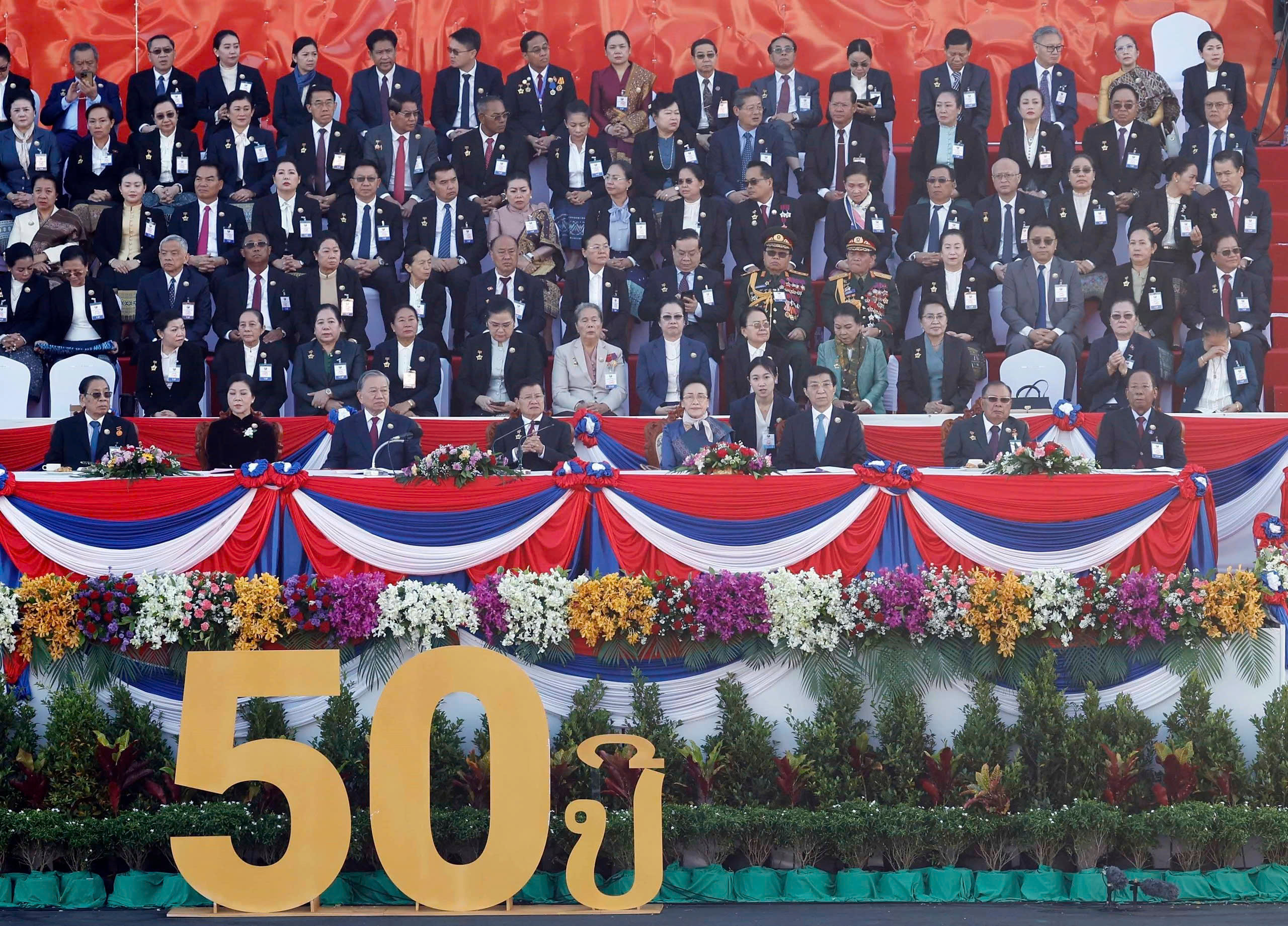 总书记苏林出席老挝国庆50周年阅兵仪式