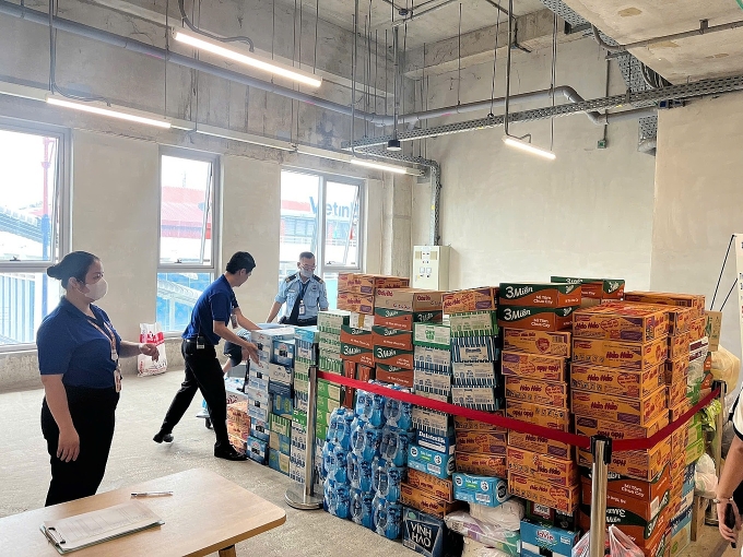 全力救助洪水地区居民