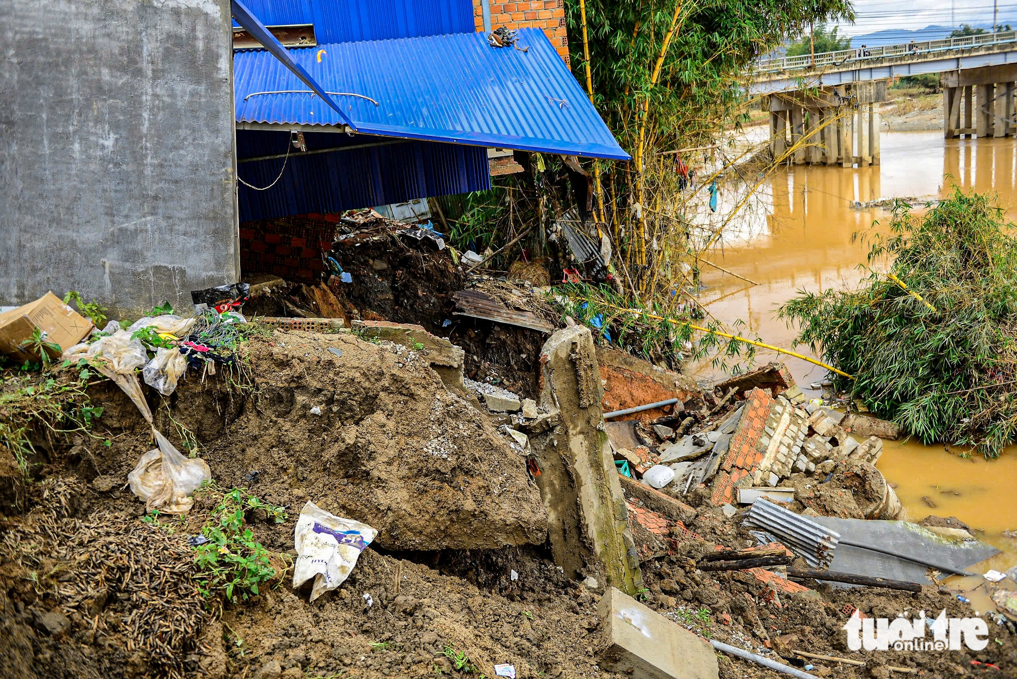 洪水过后，达尼姆许多民房濒临倒塌入河