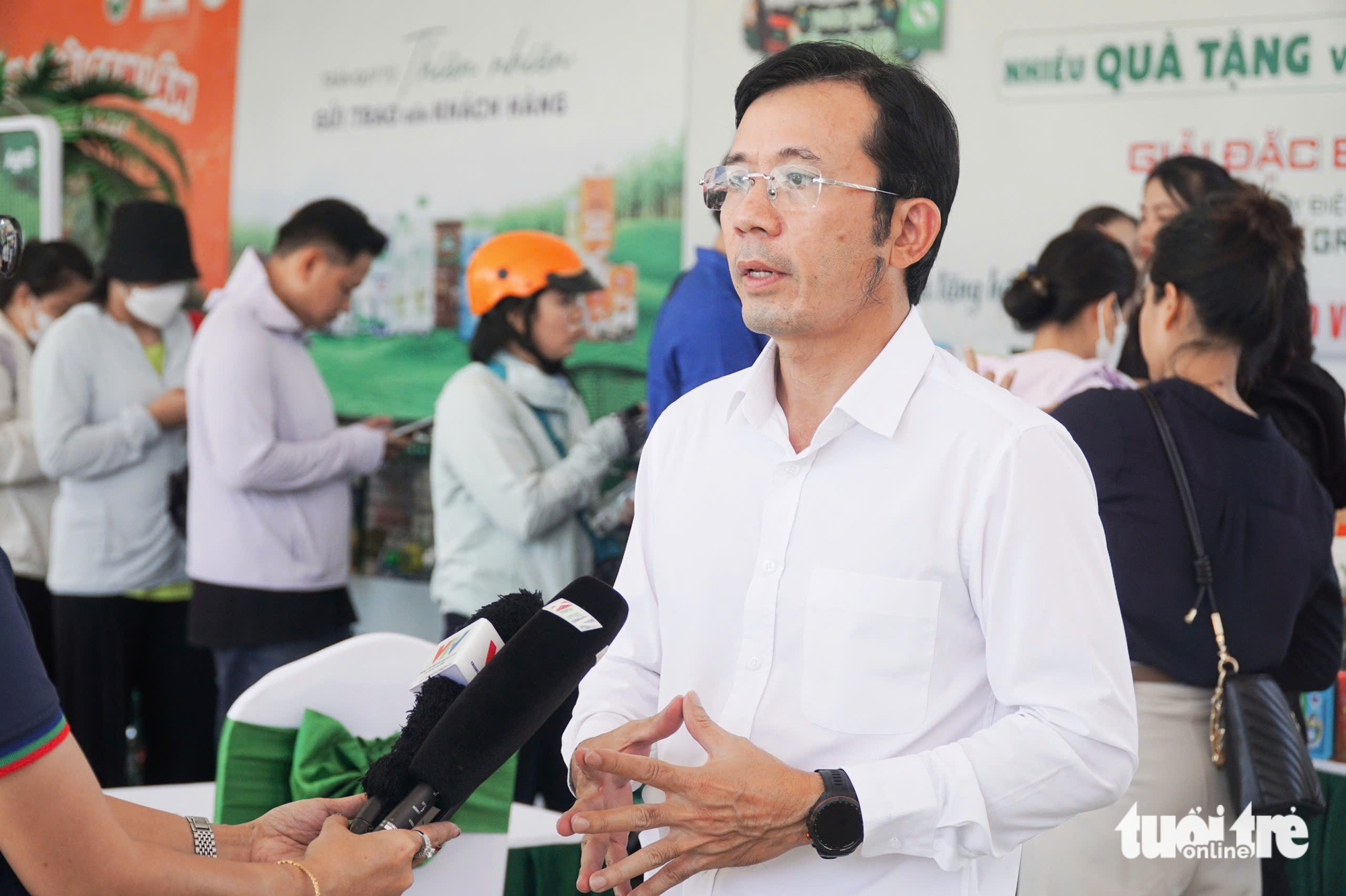 在绿色体验日试驾电动汽车，了解循环农业产品