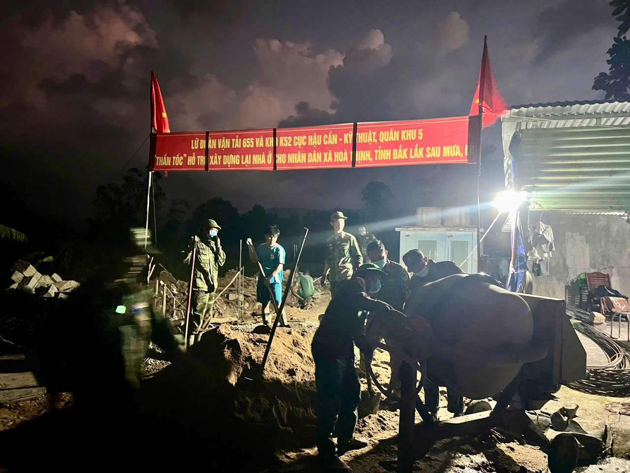 军队连夜为富安省洪水区民众建房