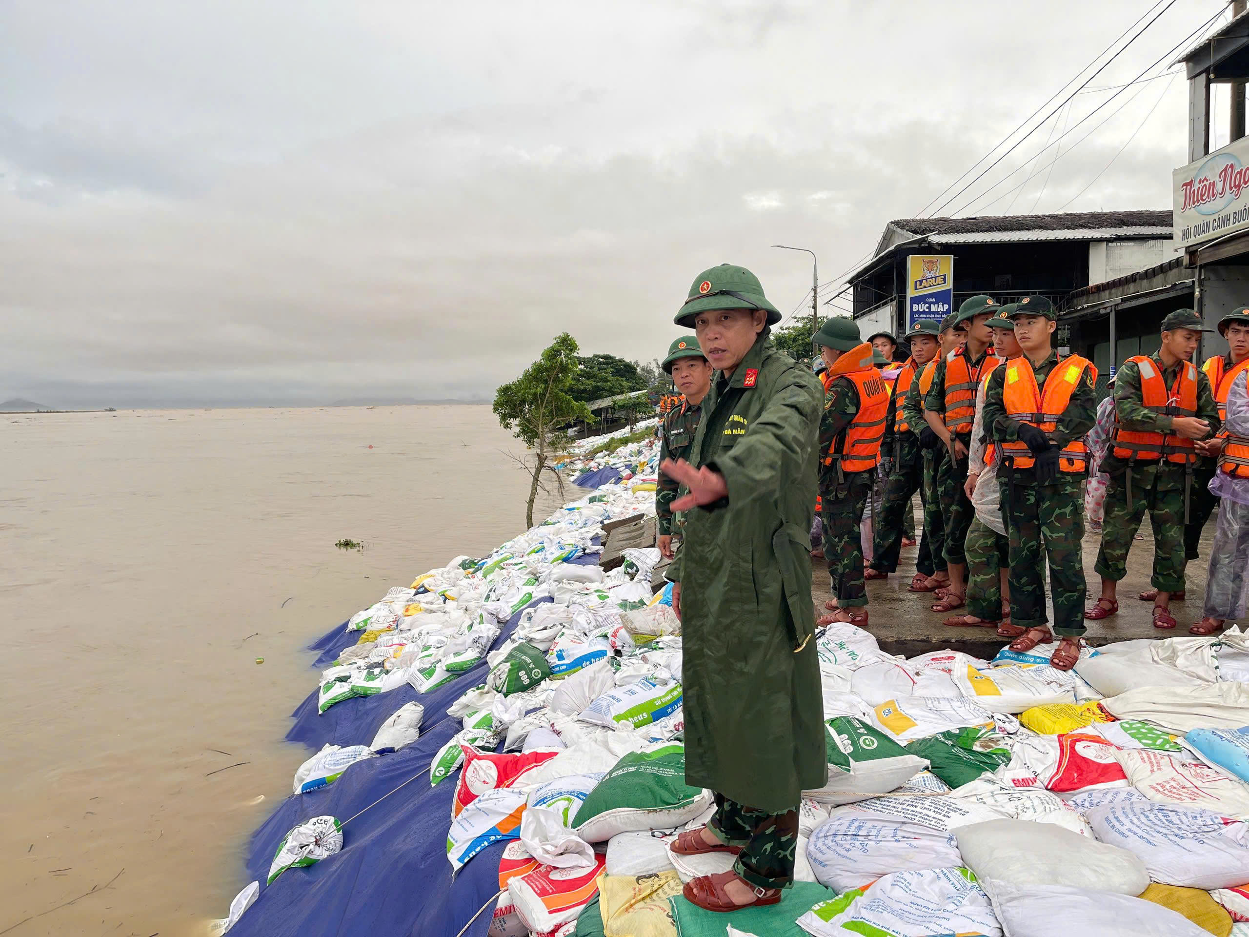 山体滑坡威胁顺化河沿岸500户居民，岘港要求增派第315师部队紧急加固