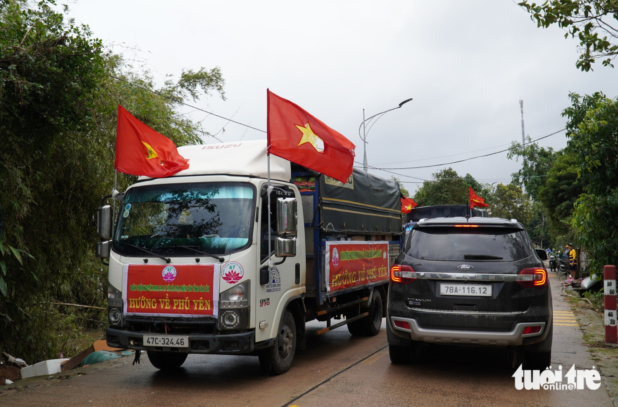 救援物资堵塞富安省洪水中心乡村道路