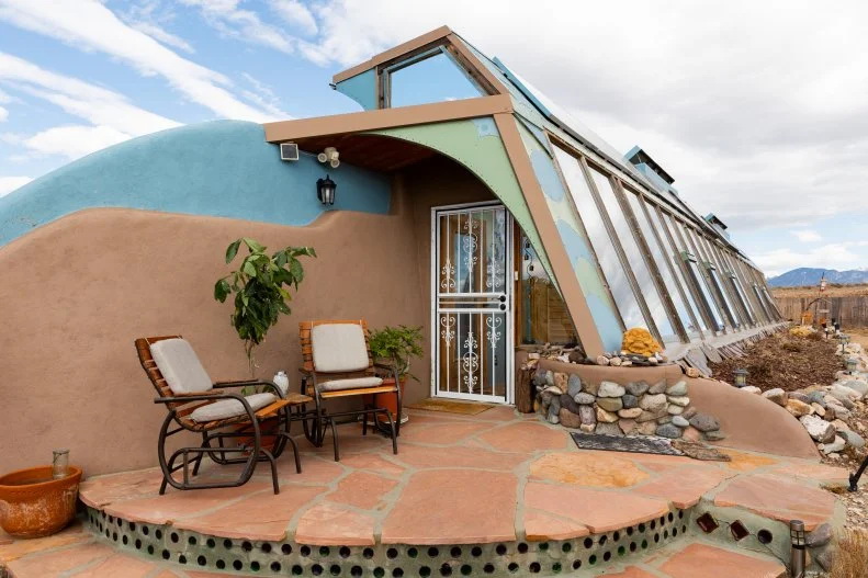 参观新墨西哥州奇特的自给自足绿色Earthship房屋