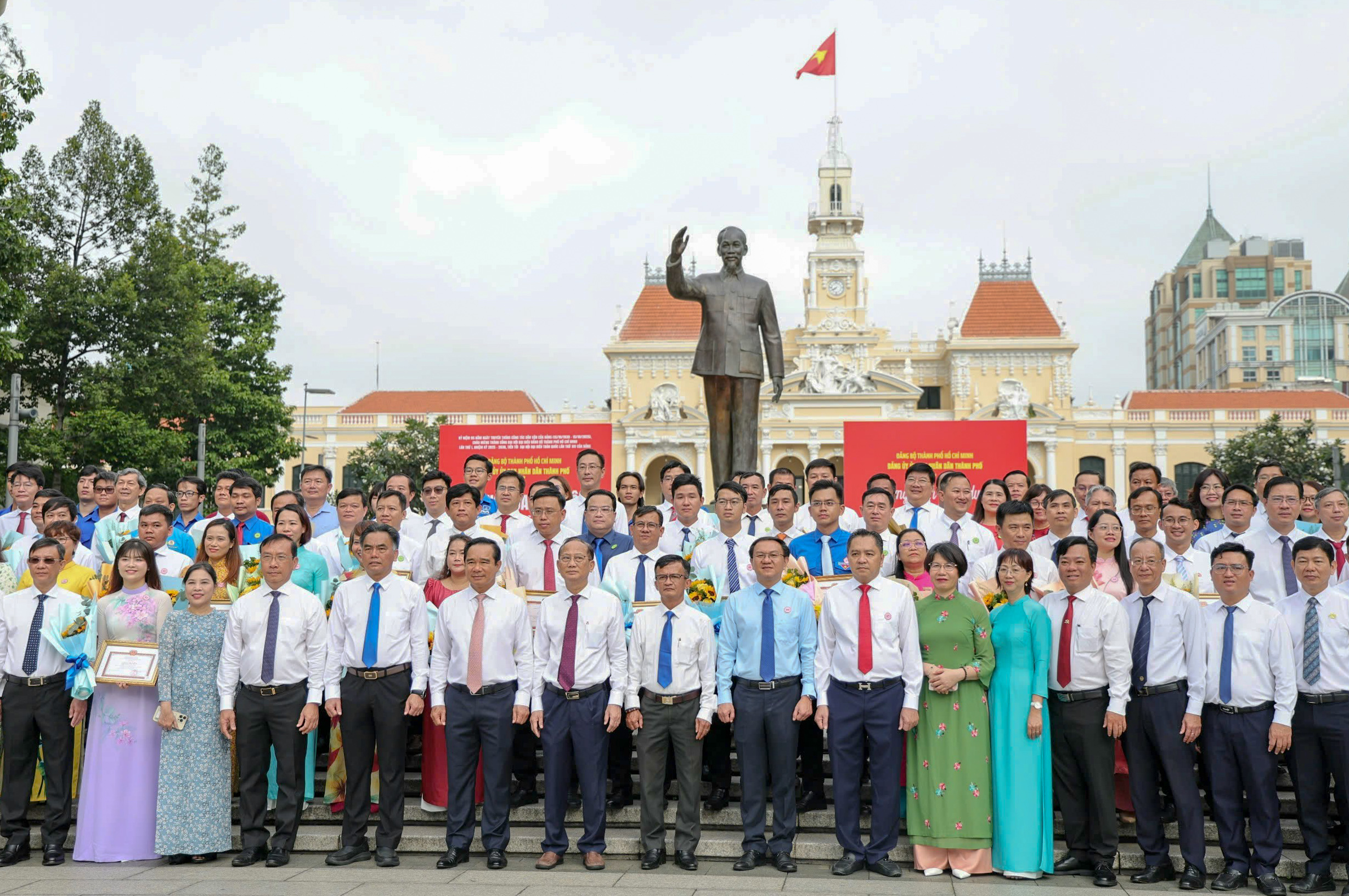 胡志明市人民委员会党委表彰40个集体和55名优秀群众工作典型