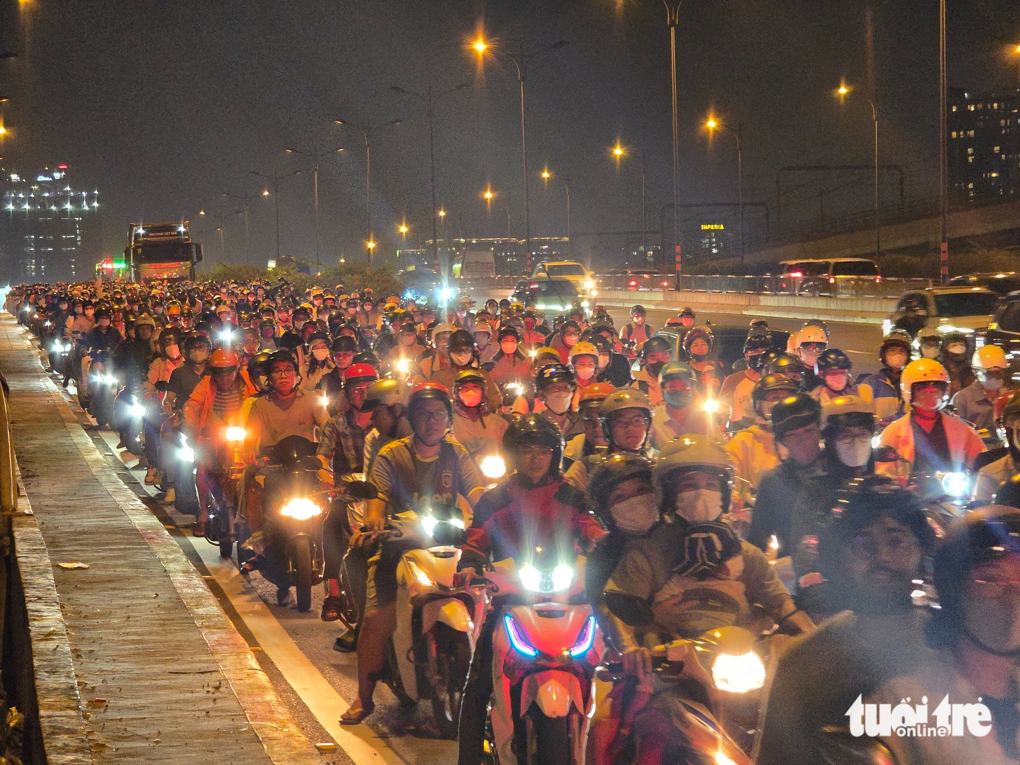 潮汐导致武元甲路下水道水漫路面，数千摩托车缓慢通过积水路段
