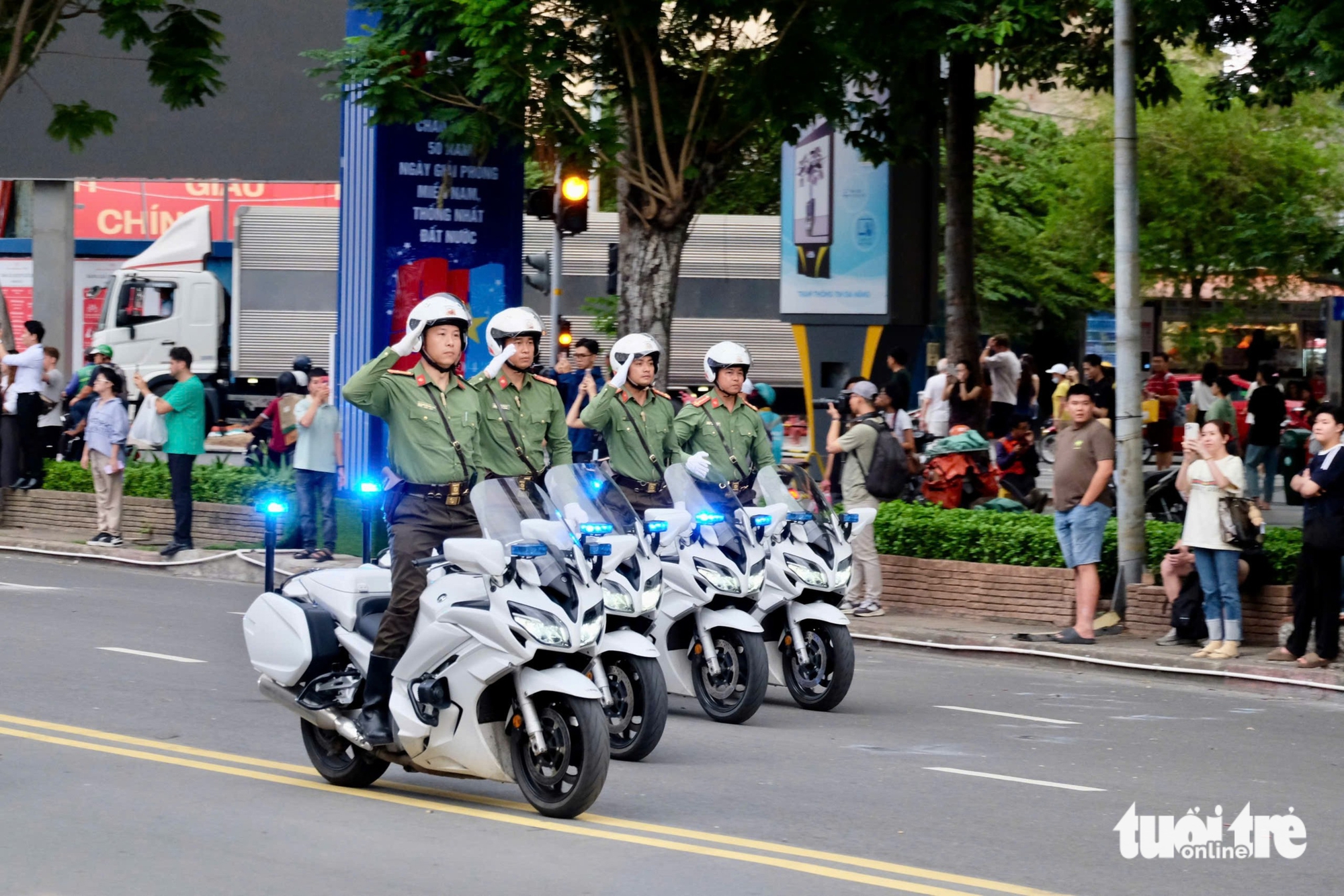 越南警卫戴着墨镜，穿着西装保护要人，非常酷