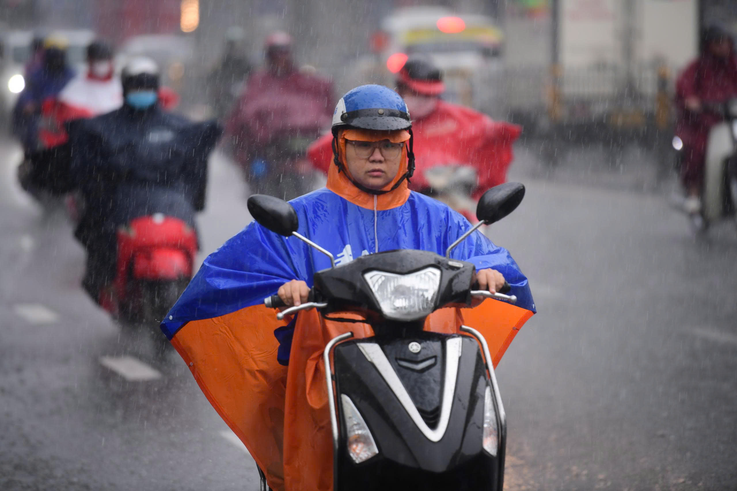今天早上胡志明市有冷雨和季风，北部和中部将有大雨