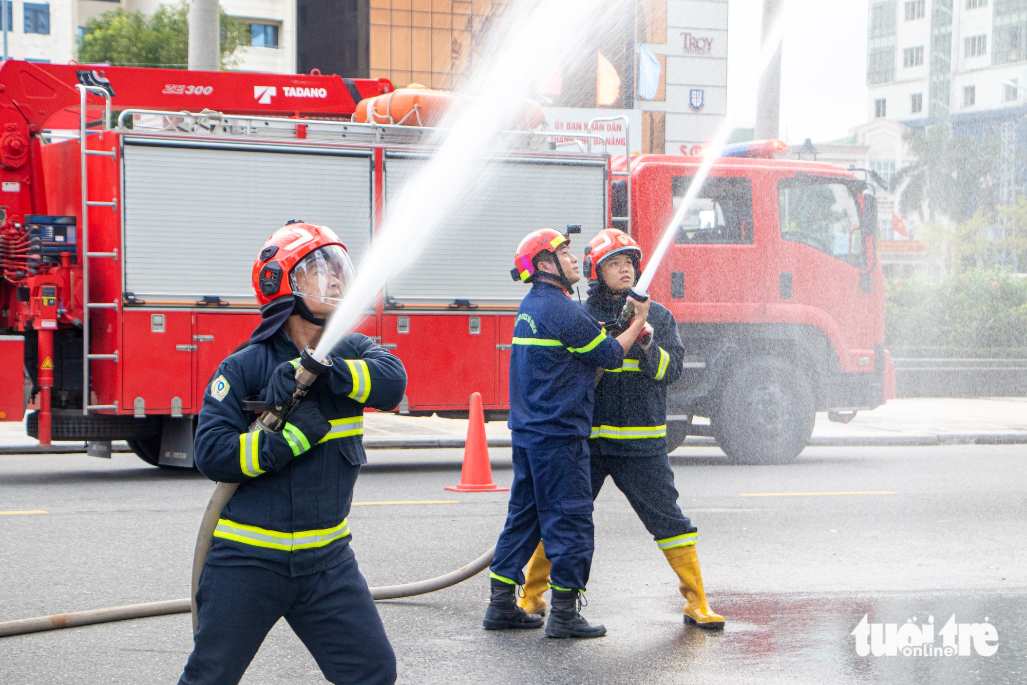 数百人在岘港行政中心进行消防演习