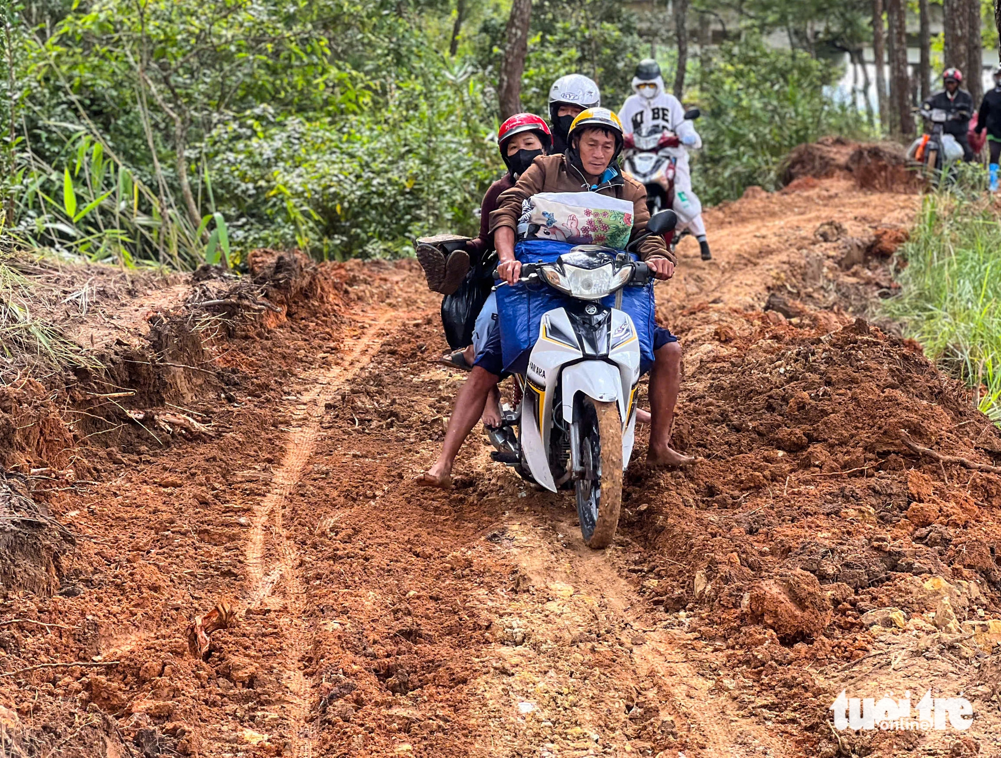 达叻山口长期关闭，民众泥泞跋涉穿越森林