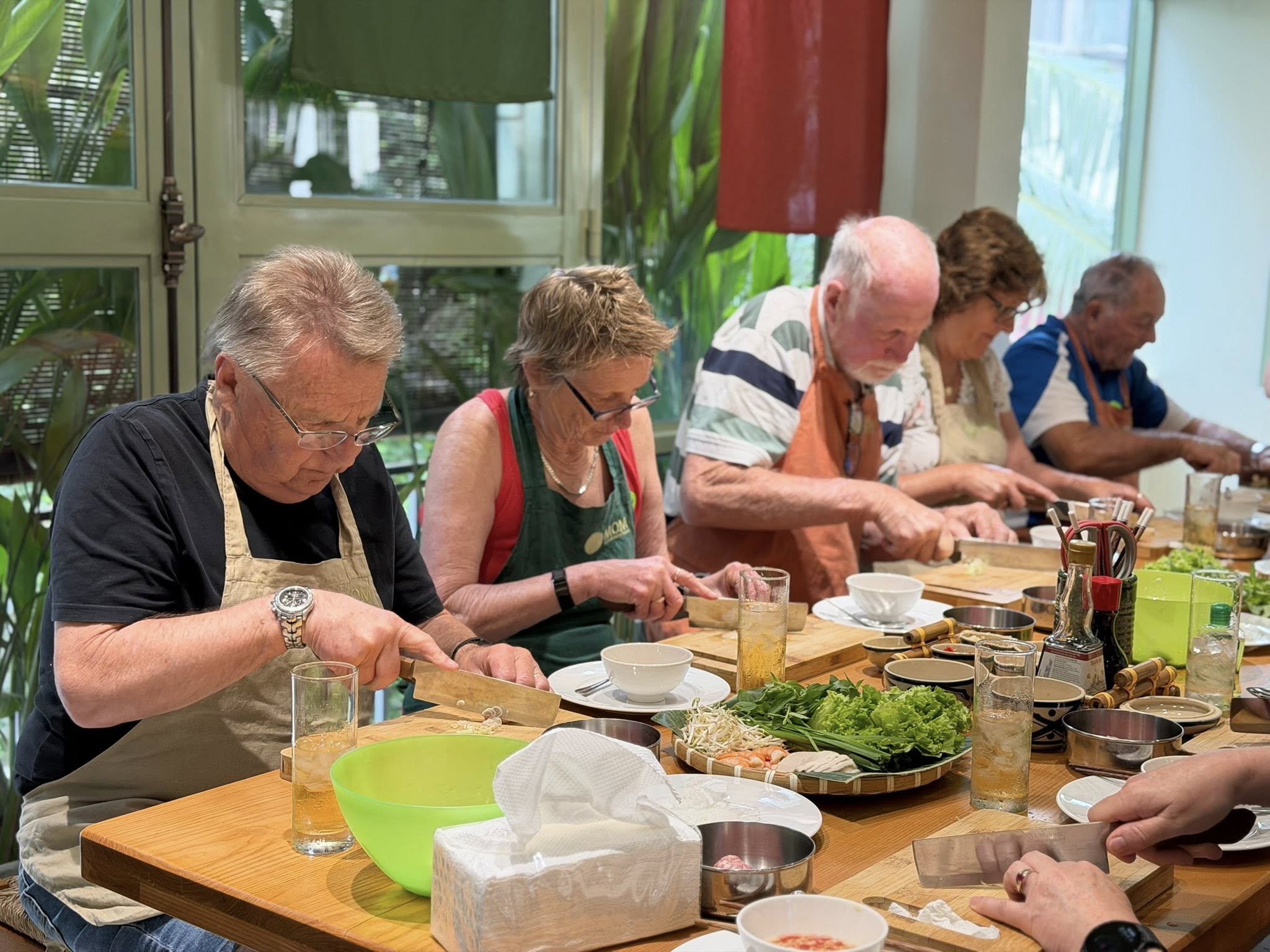 西方游客蜂拥至胡志明市学习制作鸡蛋咖啡