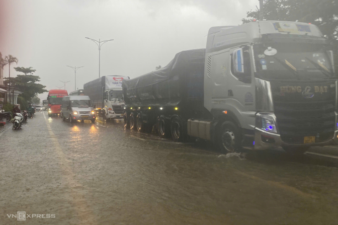 1号国道被淹，胡志明道路因大雨发生滑坡