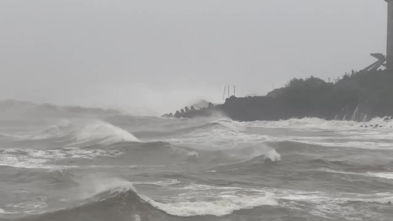 电线杆倒塌，铁皮屋顶在1号国道上飞起