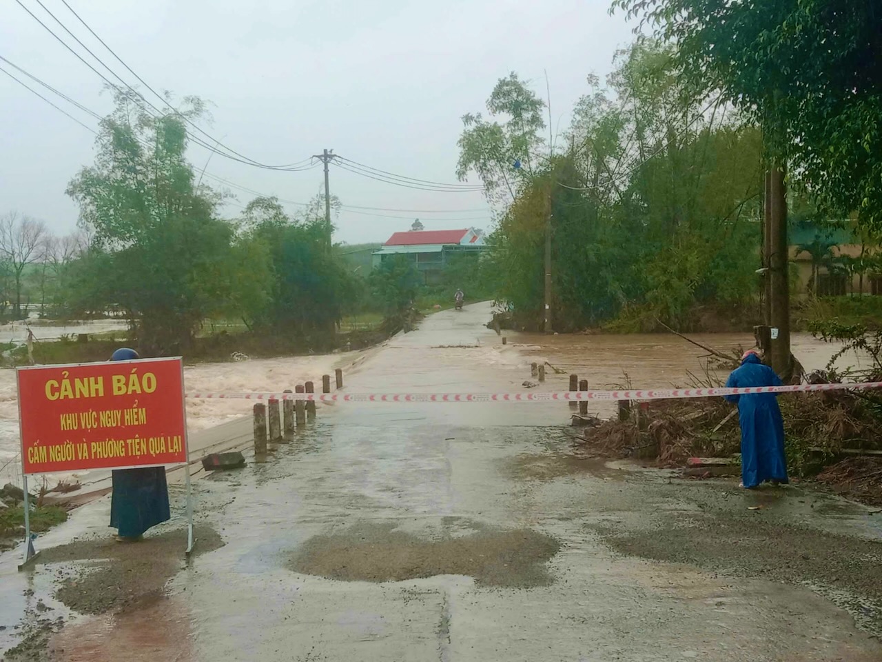 大雨淹没富安旧区部分地区