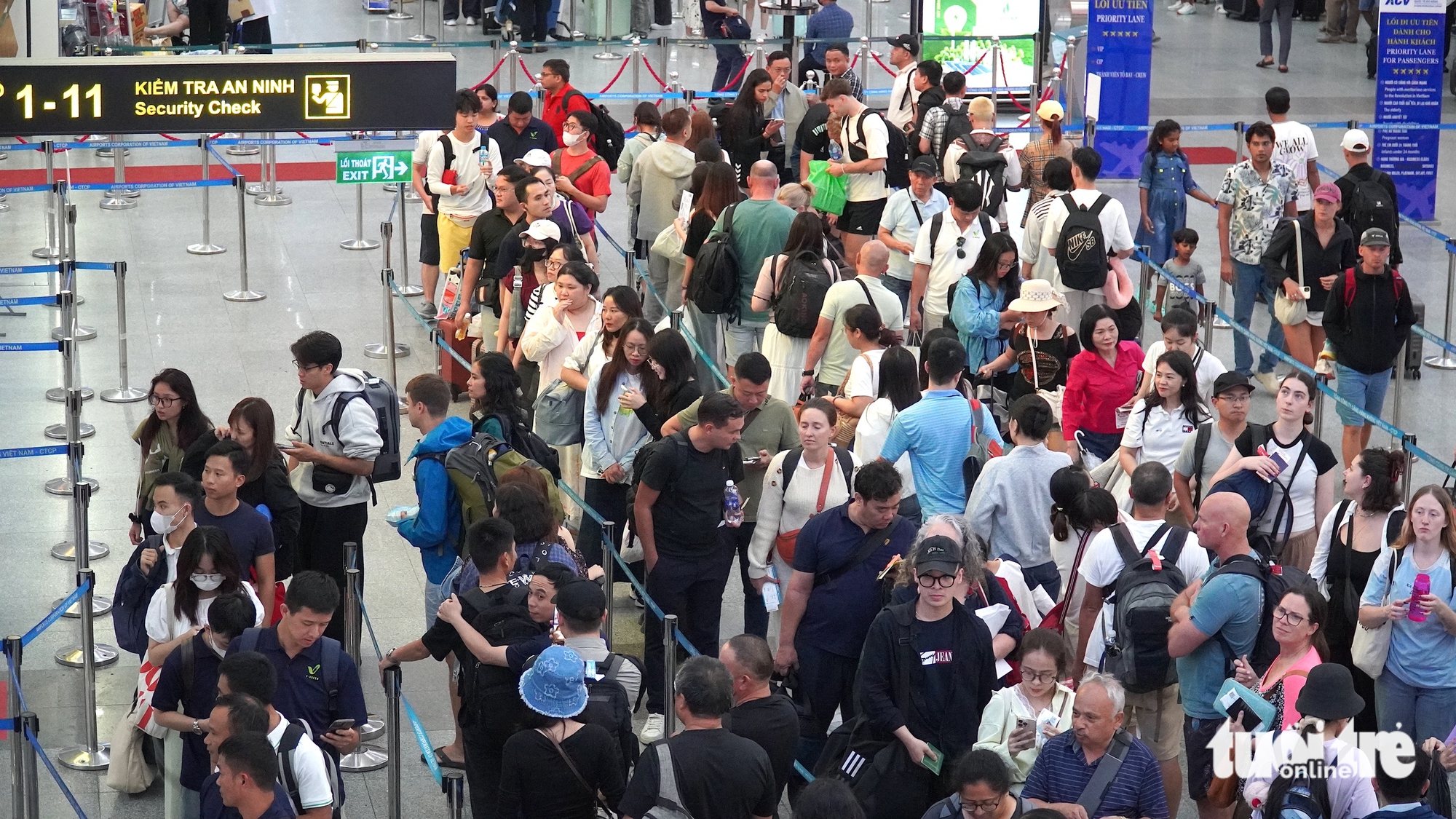 数千乘客在岘港机场因10号台风导致多趟航班延误而等待