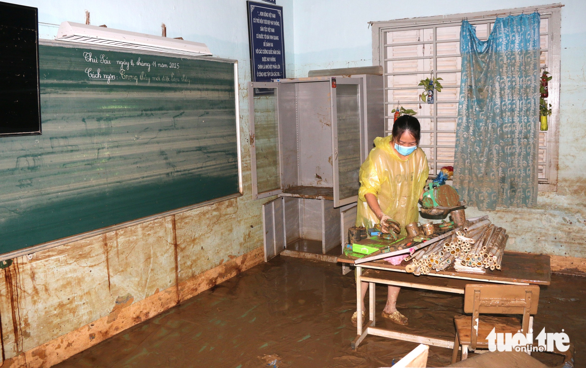 庆和省的学校在历史性洪水后一片狼藉，部队共同参与清理