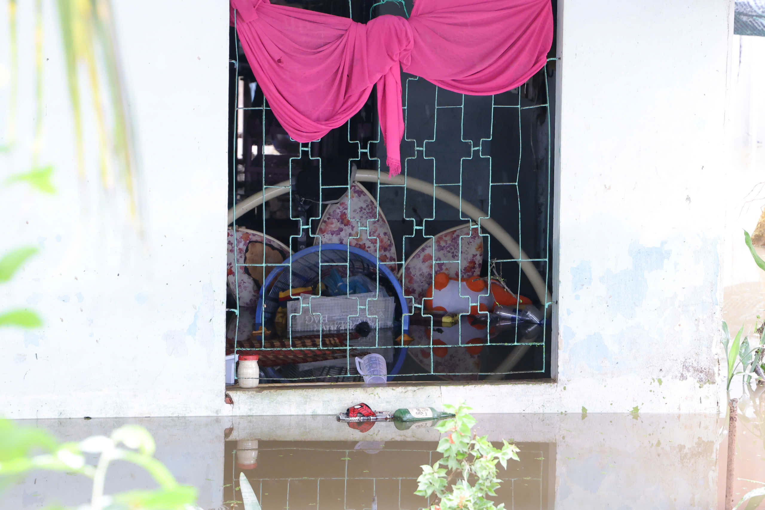 政府在芹苴市山岛堤坝决口后协助民众加固