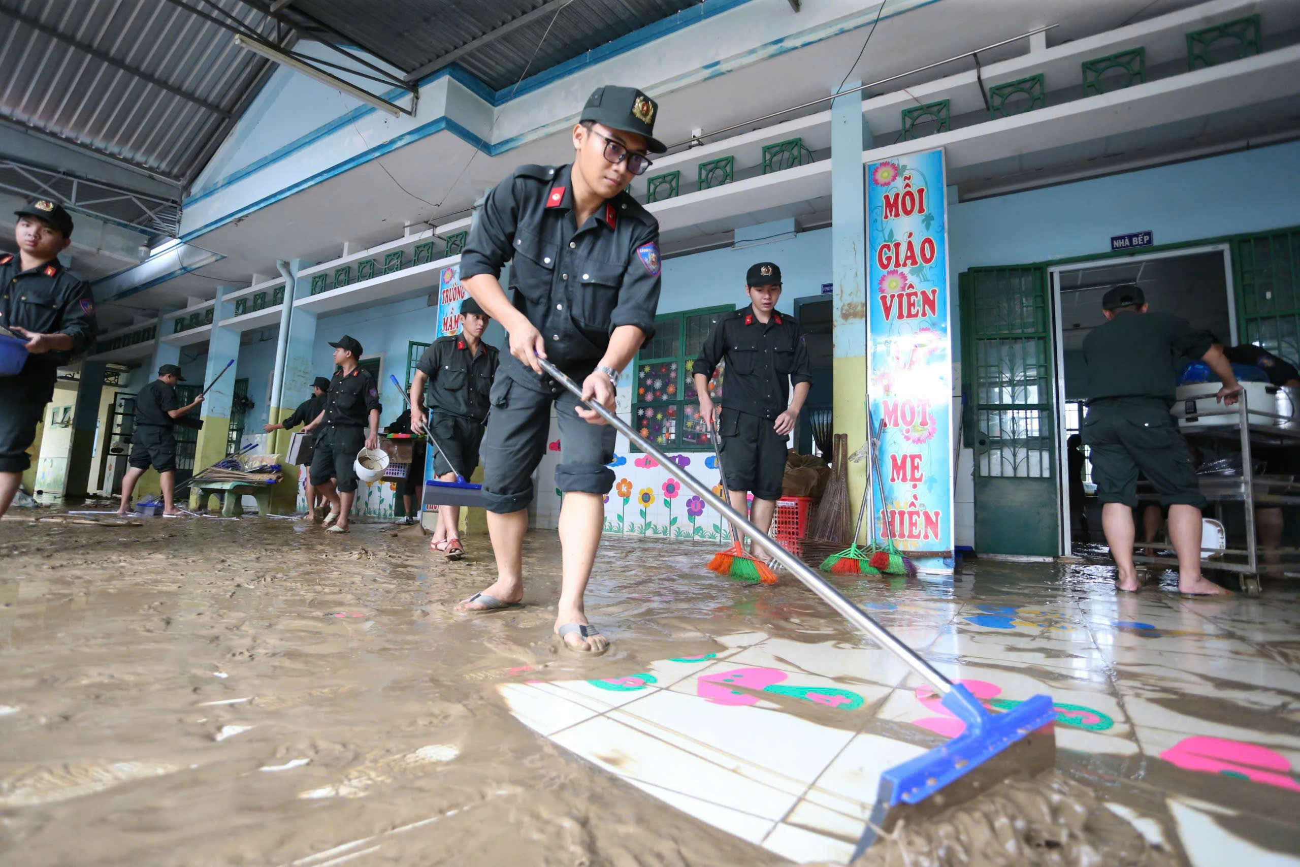 胡志明市公安局派遣500名干部、战士支援多乐、嘉莱、庆和洪水灾区