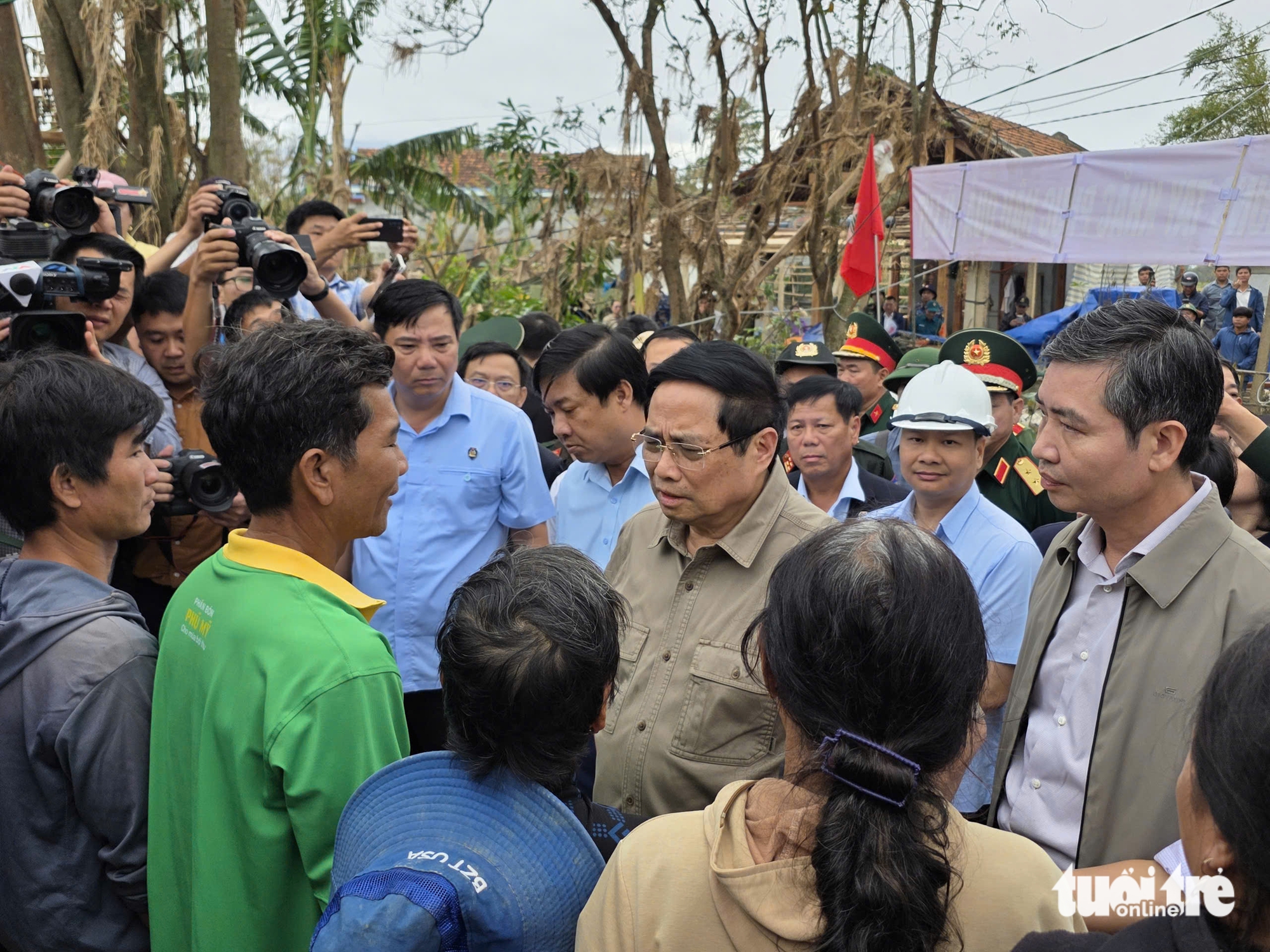 访问富安省洪水中心，总理详细指导为民众建造防洪房屋