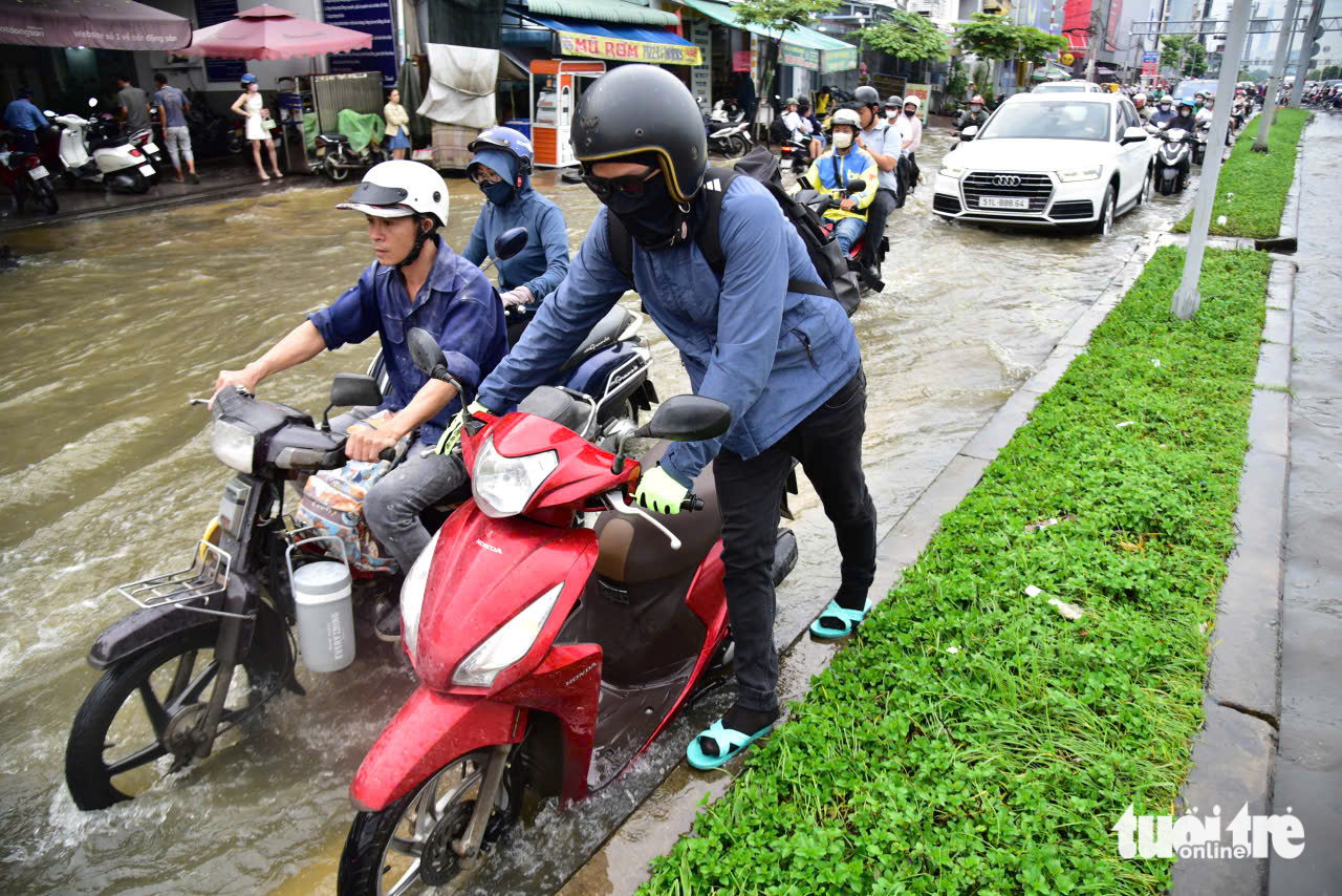 胡志明市多条路段因高潮达到顶峰而局部积水