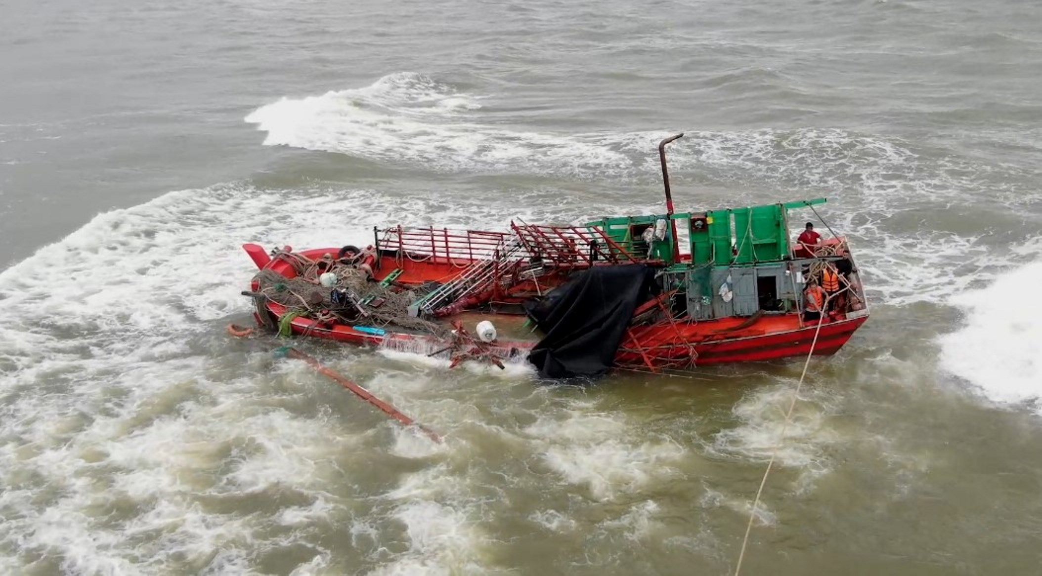 在日丽海口渔船被浪击沉，8名渔民获救