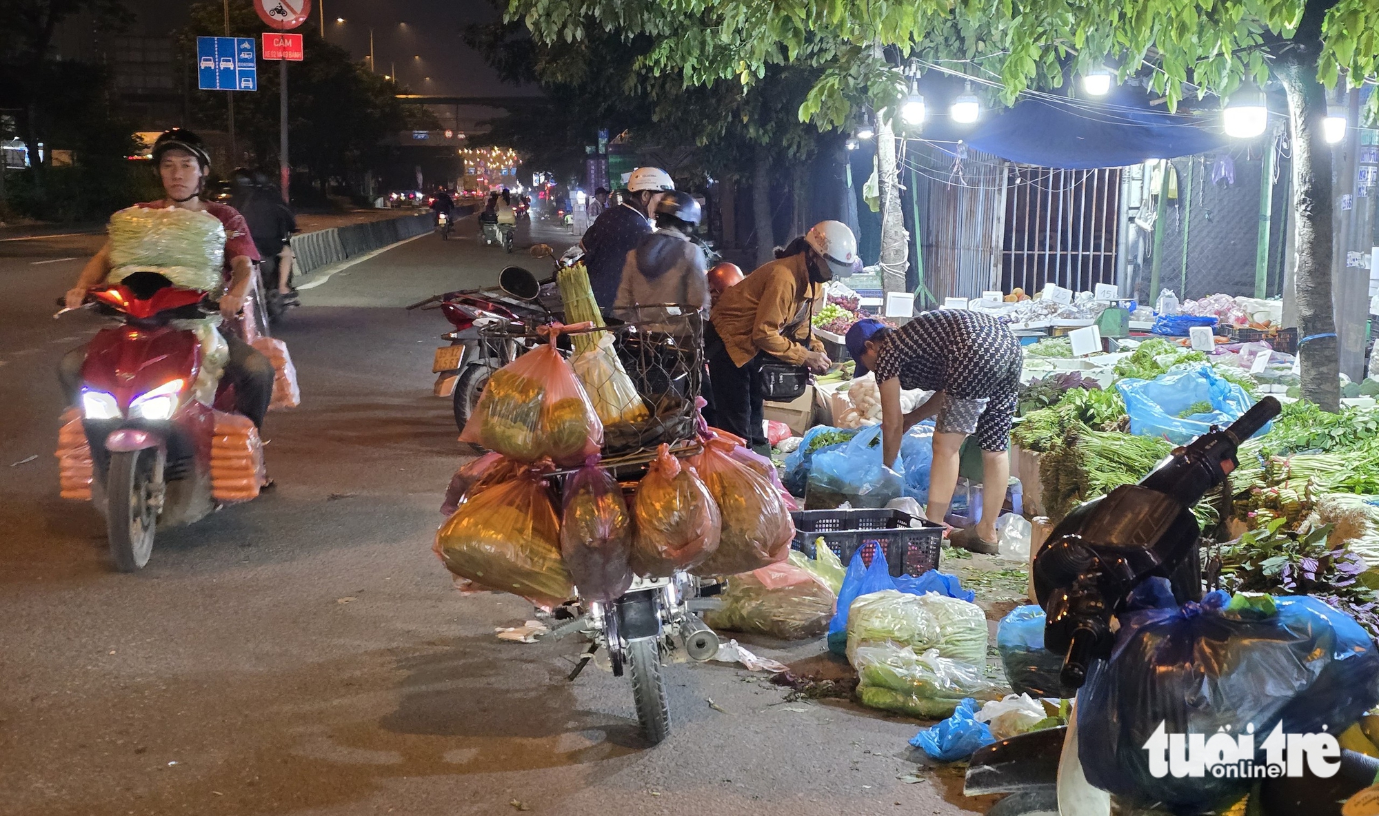 胡志明市摩托车排队逆行，多条道路成为违规者的专用车道