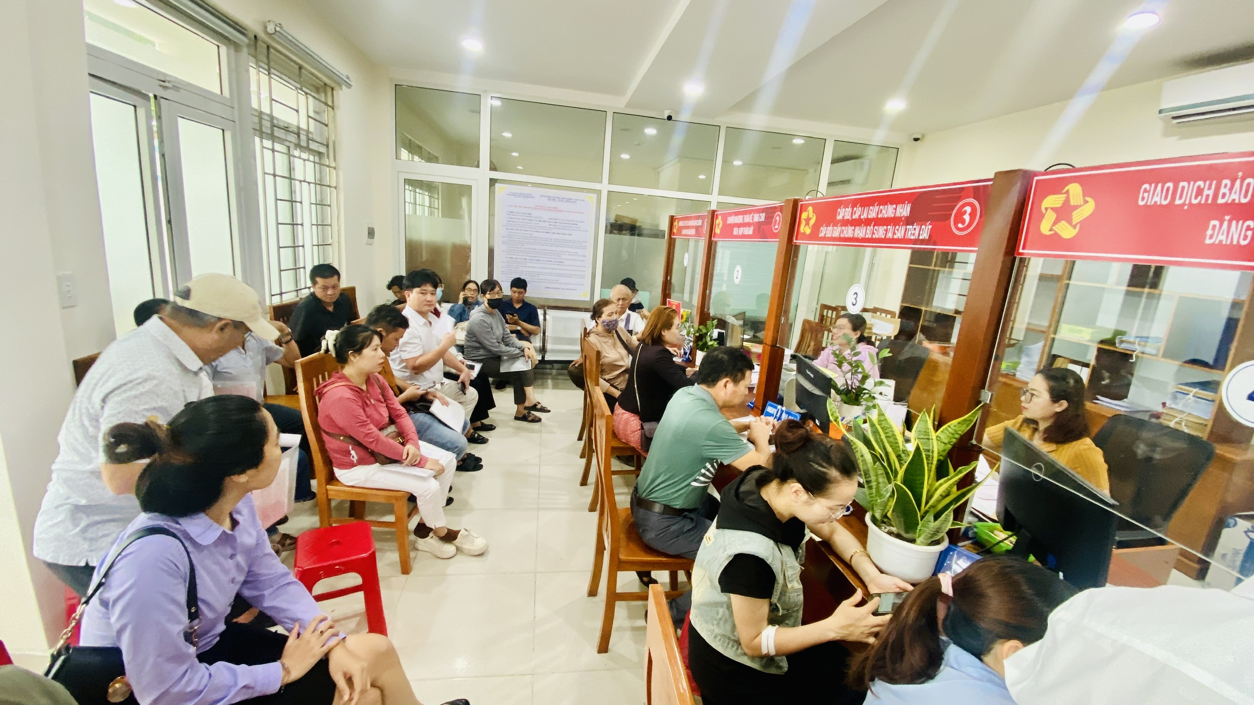 岘港要求彻底处理逾期行政手续文件