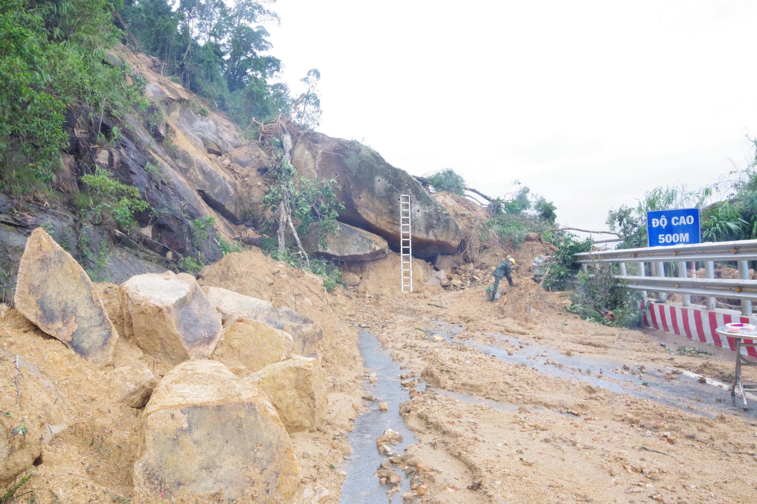 工兵部队装填炸药爆破岩石疏通庆黎山口