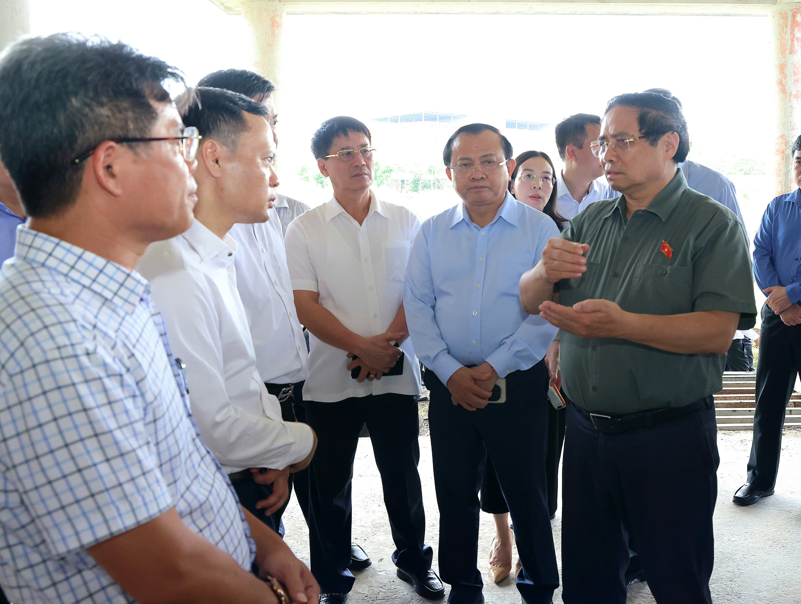 建议对芹苴市人民委员会领导在肿瘤医院项目中的责任进行检讨